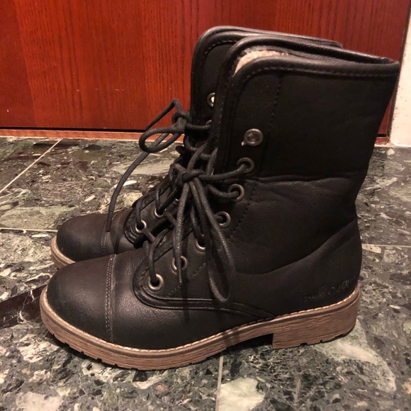 Black Boots with Faux Fur Lining - Picture 6 of 8